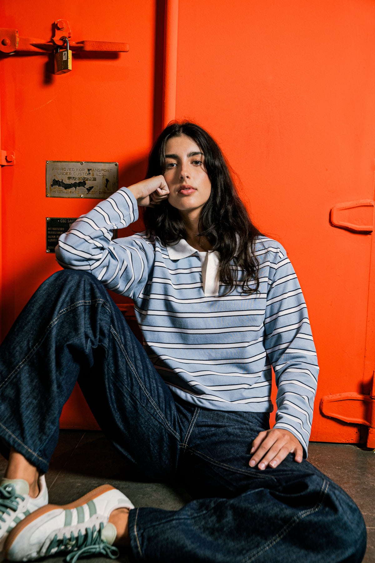 Modelo con chemise y jeans de denim azul de Époque