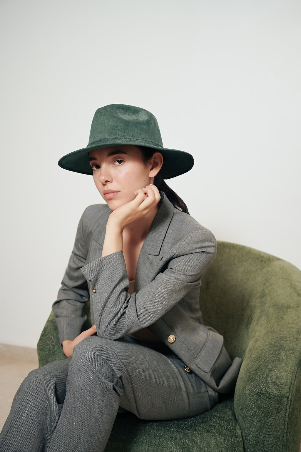 Sombrero de gamuza verde